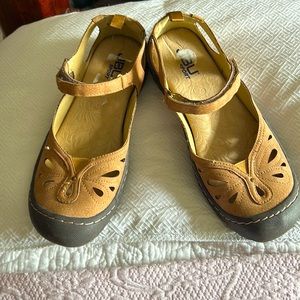 Jambu 8.5 JBU Sport Wildflower “Meadow” vegan suede MaryJanes Velcro close